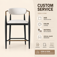 Tabouret de bar moderne avec dossier, accoudoirs en métal bronze et pieds coniques noirs, siège en tissu tissé crème pour îlot de cuisine