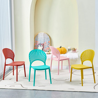 Chaises en plastique empilables à bas prix Chaise de fête sans bras moderne colorée Pp pour enfants