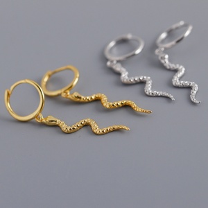 Boucles d'oreilles créoles serpent en or avec diamants, bijoux fantaisie mignons et élégants - Product Image 4