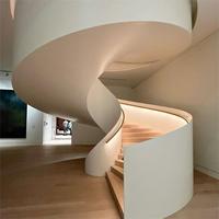 Escaliers flottants hélicoïdaux de luxe pour intérieurs Bandes de roulement en bois personnalisées et matériau sculptural en acier pour colonne vertébrale en fer et métal