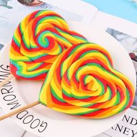 50g Halal gecertificeerde hartvormige regenbooglollipop met fruit smaak, in individueel verpakte snoepverpakking, harde Chinese snack