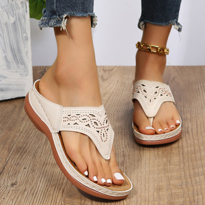 Sandalias planas huecas con diamantes de imitación para mujer, chanclas de verano de talla grande con punta abierta para exteriores - Product Image 6
