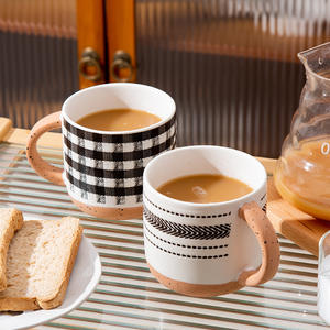 Mug en céramique personnalisé avec poignée, résistant à la chaleur, design créatif bicolore, tasse à eau pour la maison ou le bureau, cadeau d'affaires - Product Image 4