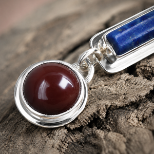 Orecchini pendenti vintage lunghi ed eleganti con design a colori rosso e blu, accessori di bigiotteria alla moda per l'uso quotidiano da donna - Product Image 4
