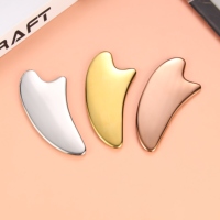 Planche Gua Sha en acier inoxydable 304 en forme de corne de bœuf, design incurvé, pour lifter la texture de la peau, réduire les ridules, outil de soin corporel