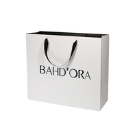 Sacs en papier personnalisés blancs et noirs avec poignées en soie pour vêtements, cadeaux et bijoux, avec logos – Vente en gros