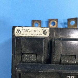 Interruptor de Circuito Eaton Cutler Hammer Quicklag de 30 Amperios y 3 Polos, Montaje en Panel, Tipo Estándar - Product Image 2