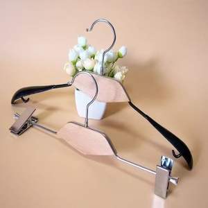 Perchas de <span class=keywords><strong>madera</strong></span> y metal de lujo para niños Ropa de bebé Falda Percha para pantalones con clips Balcón Uso de un solo nivel - Product Image 2