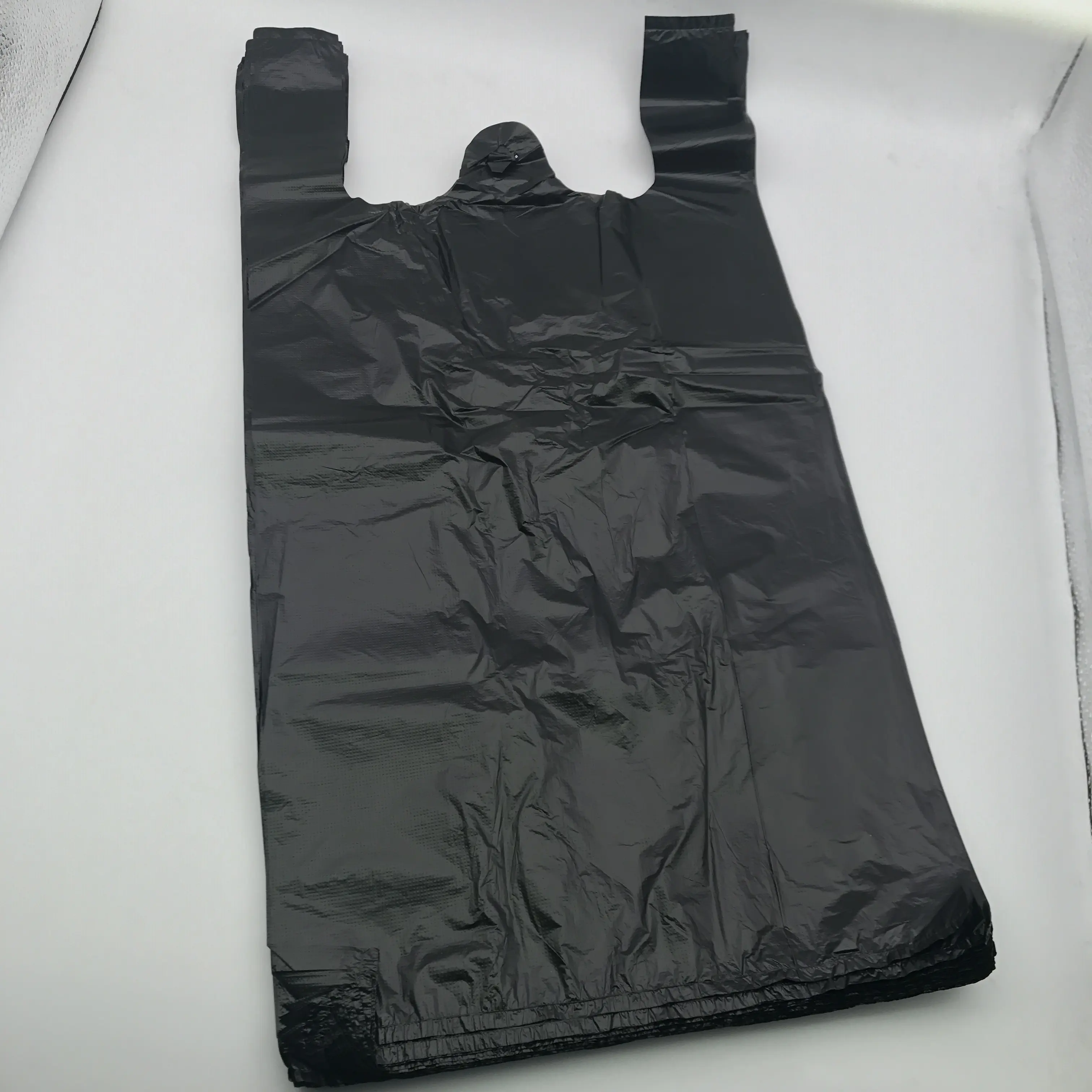 थोक उच्च गुणवत्ता कारखाने काले सादे प्लास्टिक टी शर्ट बैग किराने के लिए, 100pcs/बैग