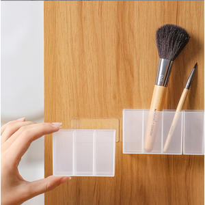Organizador de maquillaje de plástico transparente con 3 compartimentos, caja de almacenamiento de cosméticos con ventosa para uso en el tocador del baño - Product Image 4