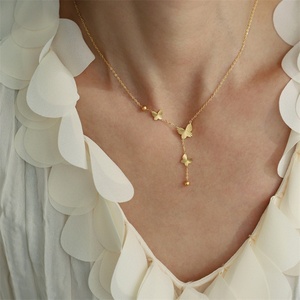 เครื่องประดับผู้หญิงสวยหรู สร้อยคอประดับพู่ห้อย จี้รูปผีเสื้อ ลูกปัดกลม สแตนเลสชุบทอง - Product Image 3