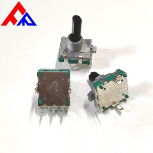 Encodeur rotatif EC16 3 broches vertical incrémental avec actionneur à extrémité ronde et broches de terminaison - Product Image 4