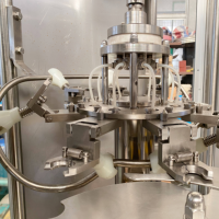 Machine de remplissage automatique de bouteilles en plastique PET à pompe mécanique de haute précision pour l'eau, entraînement par engrenages, PLC, haute productivité