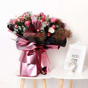 Papier d'emballage de luxe en film laser pour fleurs fraîches, papier d'emballage en plastique imperméable avec surface finition métallique lourde - Product Image 5