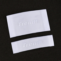 Logo de marque de luxe étiquettes tissées de vêtements en tissu de cou personnalisées étiquettes de taille imprimées sur toile à pli central étiquette de vêtement damassé haute densité