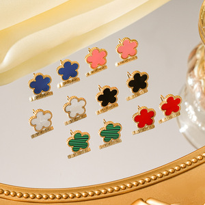 Pendientes <span class=keywords><strong>de</strong></span> tuerca <span class=keywords><strong>de</strong></span> acero <span class=keywords><strong>de</strong></span> titanio con diseño <span class=keywords><strong>de</strong></span> flor <span class=keywords><strong>de</strong></span> trébol <span class=keywords><strong>de</strong></span> cinco hojas para mujer, <span class=keywords><strong>de</strong></span> lujo ligero, que no se desvanecen, estilo nicho transfronterizo, color dorado. - Product Image 2