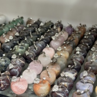Groothandel Gemengde Natuurlijke Edelsteen Appel Beeldje Ingelegd Diamant Metalen Blad Kristal Fruit Sculptuur Ruwe Steen Feng Shui Vrede