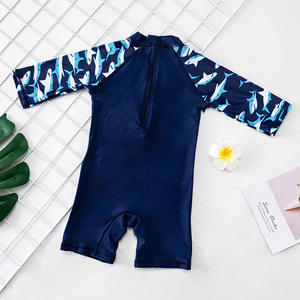 Combinaison <span class=keywords><strong>de</strong></span> <span class=keywords><strong>bain</strong></span> anti-UV à manches longues pour enfants, motif requin <span class=keywords><strong>de</strong></span> dessin animé, avec chapeau - Product Image 3