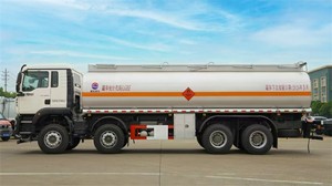 Camion-citerne Sinotruk Howo neuf 30CBM 8x4 pour le transport de carburant, 12 roues avec pistolet - Product Image 4