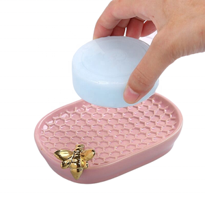 Deliziosa <span class=keywords><strong>Portasapone</strong></span> in Ceramica Rosa con Logo Personalizzato e Api Dorate, Moderno ed Ecologico, un Accessorio da Bagno Dolce ed <span class=keywords><strong>Elegante</strong></span> - Product Image 1