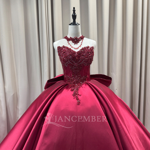 Robe de bal Mc050 bordeaux en satin, longueur ras du sol, avec décolleté cœur, ornée de perles et de sequins, dos orné d'un nœud, traîne chapelle et soutien-gorge intégré - Product Image 2
