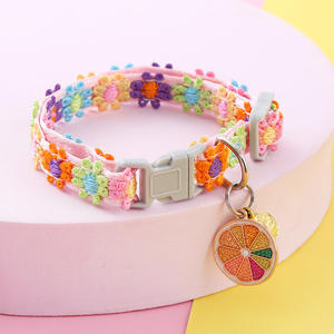 <span class=keywords><strong>Collar</strong></span> floral ajustable para mascotas con dijes de corazón y frutas, perfecto para mascotas pequeñas - Product Image 1