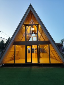 Cabaña Modular <span class=keywords><strong>de</strong></span> Lujo <span class=keywords><strong>Prefabricada</strong></span> <span class=keywords><strong>de</strong></span> <span class=keywords><strong>Madera</strong></span> <span class=keywords><strong>de</strong></span> China con Techo Triangular para Dormitorio y Sala <span class=keywords><strong>de</strong></span> Estar - Product Image 3
