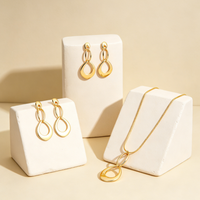 Collier pendentif long en forme de goutte d'eau entrelacée avec boucle creuse, style minimaliste chic et massif, pour femme, idéal pour le quotidien et le bureau, parure de bijoux tendance.