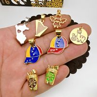 Liontin Makanan Kaleng Enamel Martin dan Popes. Liontin Enamel Berlapis Emas dengan Tema Minuman Venezuela