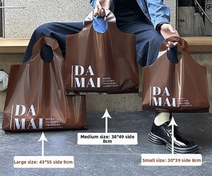 Bolsas de compras de plástico impresas personalizadas con mango troquelado Bolsas reciclables ecológicas Embalaje de <span class=keywords><strong>ropa</strong></span> Portador minorista - Product Image 6