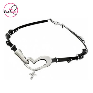 Collier ras du cou court en cuir marron style punk épicé avec croix en métal en forme de cœur pour femme - Product Image 1