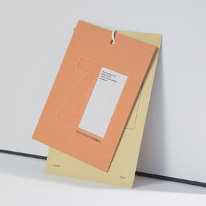 นูน Matte ตกแต่งปั๊มร้อนหรูหรา Hangtag ป้ายแท็กนามบัตรโลโก้ที่กําหนดเอง Hang Tag - Product Image 3