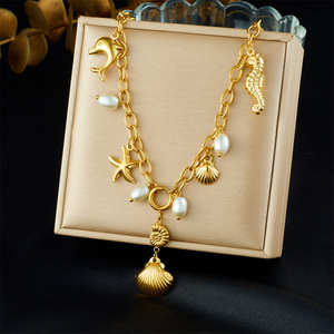 Collana con ciondoli a forma <span class=keywords><strong>di</strong></span> stella marina, cavalluccio marino e delfino in acciaio inossidabile anallergico, placcata oro, con conchiglia e nappa, stile marino - Product Image 5
