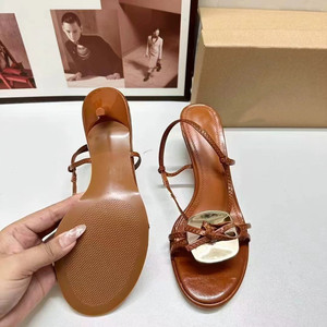 Sandalias de Tacón con una Sola Tira para Mujer, Estilo Veraniego Profesional, Color Marrón Moderno con Adornos Metálicos - Product Image 3