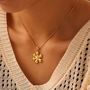 Collier avec pendentif fleur élégant en imitation perle plaqué or 18 carats PVD pour femmes - Product Image 5