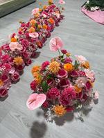 Realistiche kunstbloemenbal, hete roze en oranje zijden bloemstukken voor bruiloft, afstudeerceremonie en tafeldecoratie
