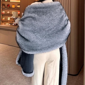 Cappotto e Sciarpa in Finta Pelliccia di Volpe Personalizzati per Donna, Mantella Invernale Calda, Stola e Scialle Peloso per Donna - Product Image 4