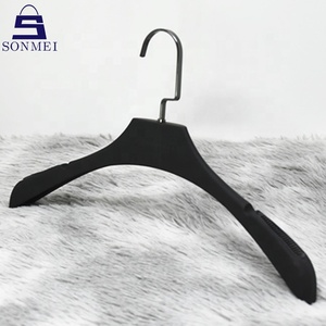 Appendini per abiti in gomma antiscivolo in plastica con gancio nero pistola - Product Image 2