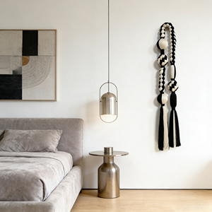 Tapisserie murale en macramé artisanale noire et blanche avec nœuds et pompons, décoration artistique pour la maison, idéale pour la salle à manger - Product Image 1