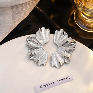 Pendientes de Hoja de Ginkgo Biloba de Acero Inoxidable de Alta Calidad, Chapados en Oro de 14K, Hechos a Medida, Diseño de Flor Delicada para Mujer - Product Image 2