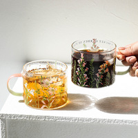 Tasse à eau en verre imprimé à haute teneur en borosilicate résistant à la chaleur et au froid avec poignée de conception originale