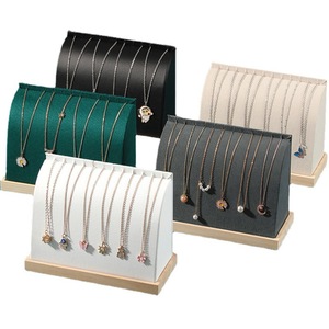 Présentoir à bijoux personnalisé en velours en forme d'arc avec base en bois et support en cuir blanc pour colliers et pendentifs - Product Image 6