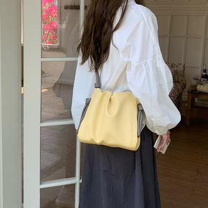 กระเป๋าสะพายข้างผู้หญิงสีขาวพร้อมกระเป๋าซิปแบบแม่เหล็กสำหรับใส่ในชีวิตประจำวันฤดูใบไม้ผลิ 2023 - Product Image 2