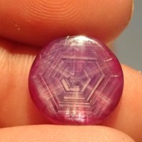 Pierre précieuse en vrac de corindon trapiche indien naturel effet étoile à 6 rayons excellente coupe similaire à la moissanite et au cristal ambre