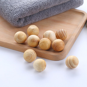 Boules de bois de camphre pour usage domestique, un substitut aux boules anti-mites. Convient aux armoires de maison. Cinq balles par paquet. - Product Image 3
