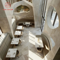 Muebles de comedor de lujo Sofás de tela beige curvo con base de metal dorado y mesas redondas de madera para restaurante