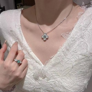 Collar con Colgante de Plata de Ley S925 con Diamante Azul Claro para Mujer, Diseño Exclusivo con Zirconia Azul Marino de Lujo como Piedra Principal - Product Image 2