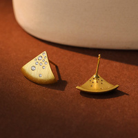 Boucles d'oreilles élégantes et minimalistes en argent sterling 925 plaqué or 18 carats avec zircone cubique et diamant pavé en forme de triangle