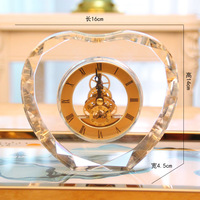 Honneur de cristal belle petite horloge en forme de coeur transparente horloge de bureau de table en cristal