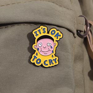 Spilla con Scritta 'It's Ok To Cry' in Stile Cartone Animato, Badge Anime con Ragazzo Piangente, Spilla Smaltata - Product Image 4